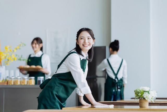 【3年間の契約社員後、正社員登用／ホールスタッフ（契約社員）】フルタイム勤務かつ店舗シフトに対応できる方を大歓迎！